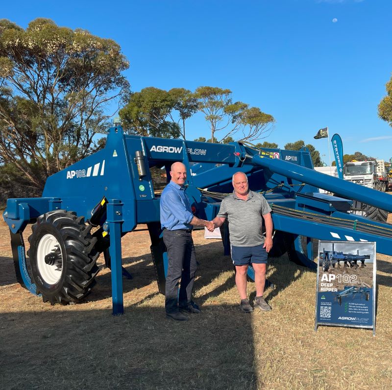 Scott Bascombe shaking hands with new AP102 owner Ian Proctor