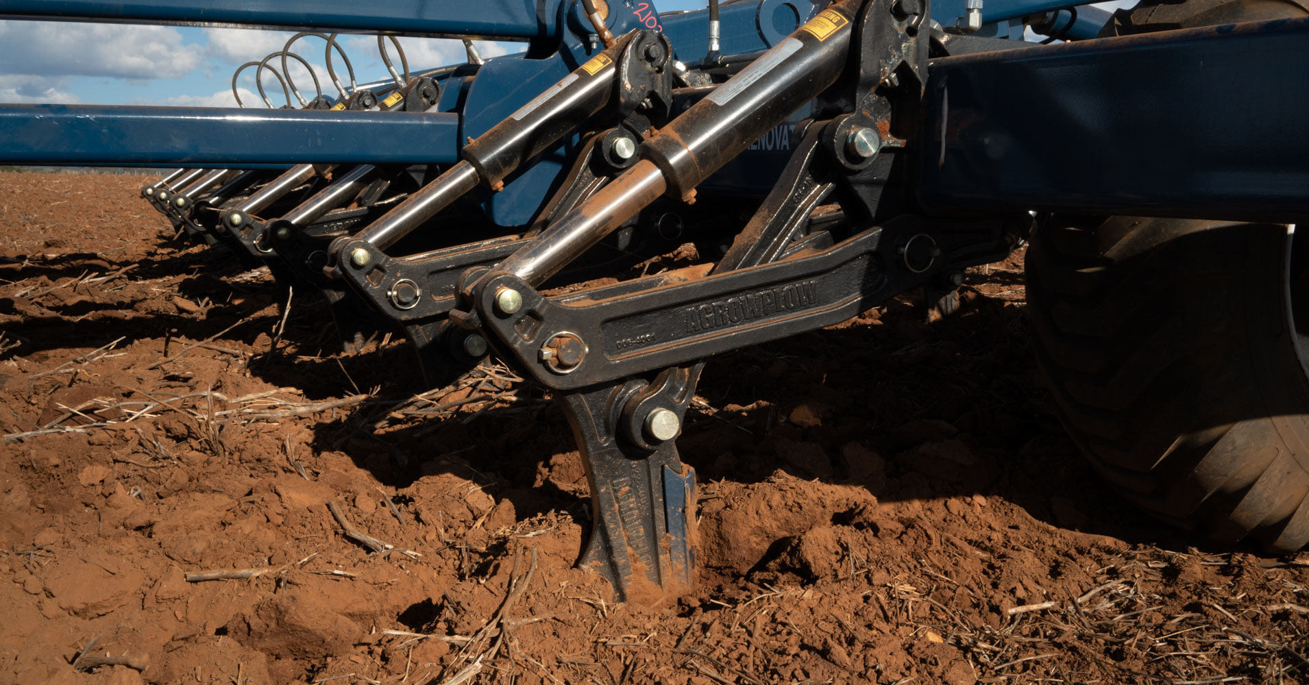 Hydraulic shanks in soil deep tillage