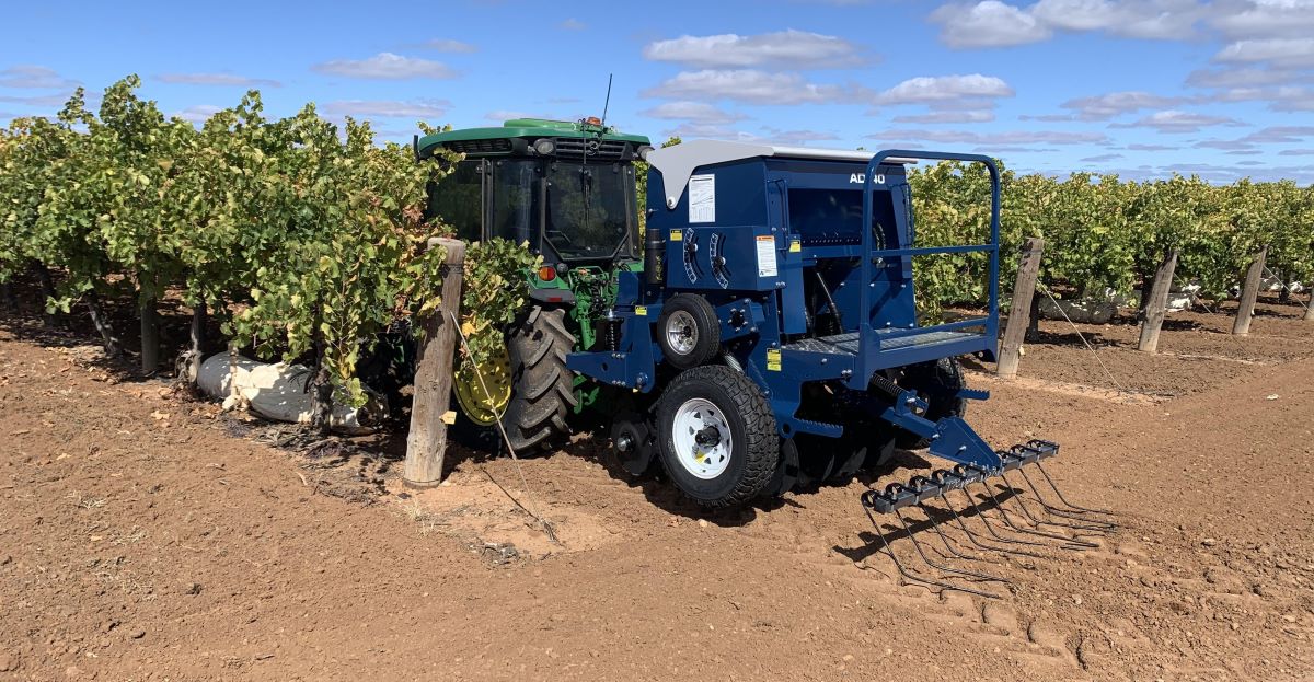 AD140 Vineyard seeder with double disc undercarriage and harrows in trellis