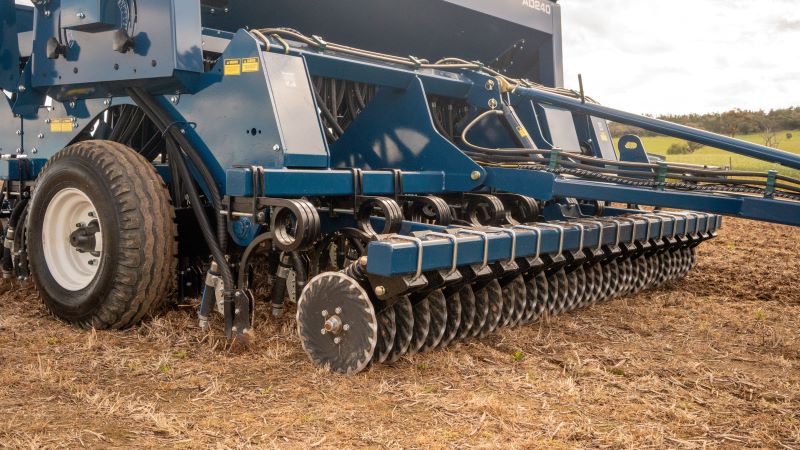 Coulter bar on seed drill