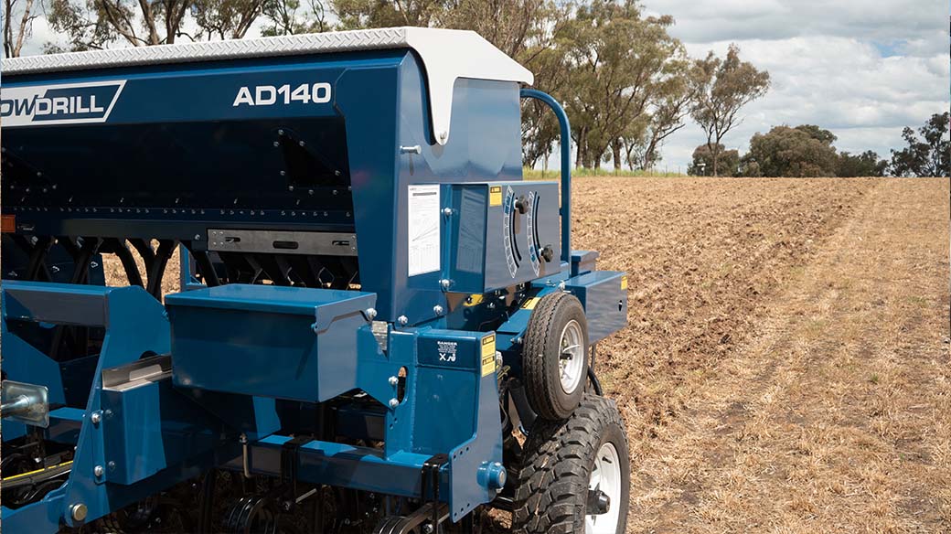 AD140 seed drill with toolbox and calibration levers